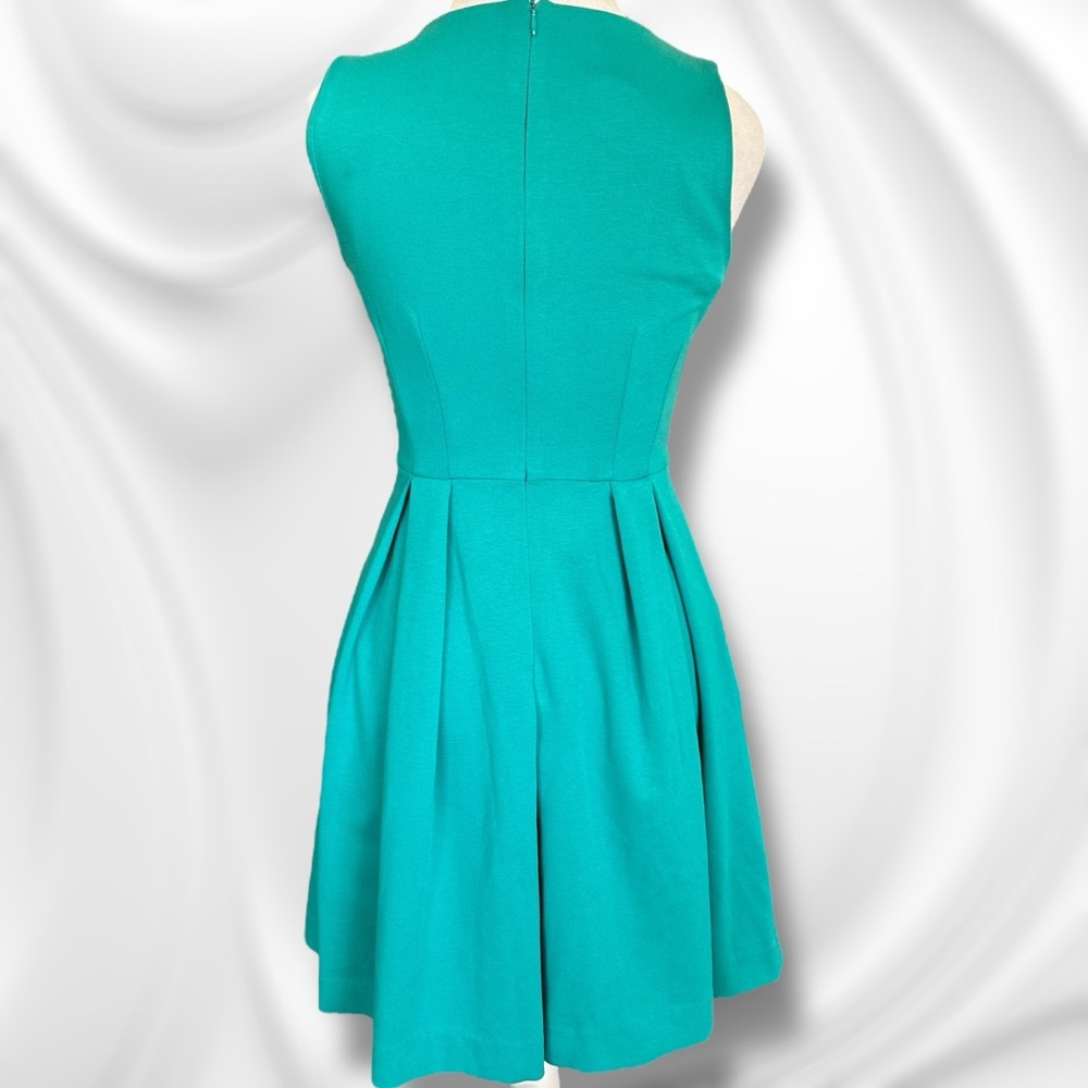 Jennifer Lopez Teal Sleeveless Dress With Pockets and Buckle - Picture 4 of 13